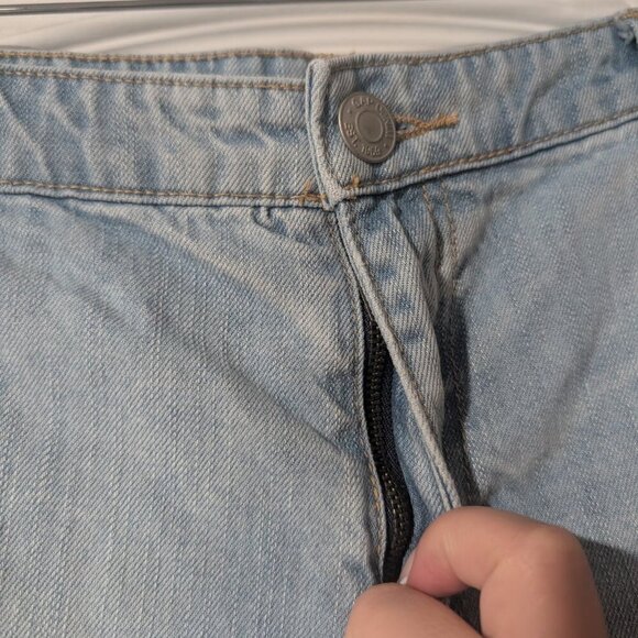 Gap | Sexy Boyfriend Shorts in Distressed Light Wash - Picture 4 of 7